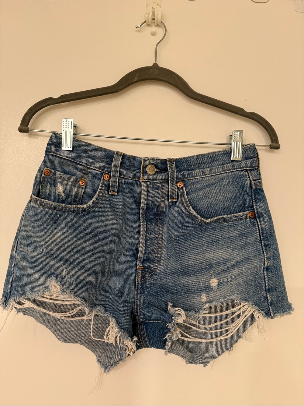 Levi’s LIKE NEW High-Rise Distressed Denim Women’s Shorts